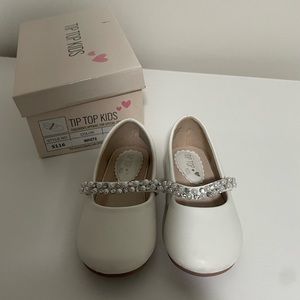 White toddler size 6 leather Mary Jane Formal Shoes! Perfect flower girl shoes.
